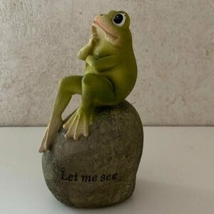 Статуэтка лягушка на камне "Дайте подумать"