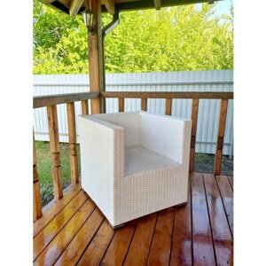 Стильное плетеное белое кресло из искусственного ротанга
