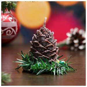 Свеча новогодняя "Шишка с еловым декором", 7 см, коричневая