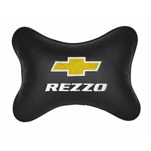 Автомобильная подушка на подголовник экокожа Black с логотипом автомобиля CHEVROLET REZZO