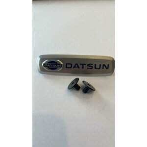Комплект шильдиков металлических с эмблемой авто "DATSUN" и 4 винтовыми креплениями (Пара)
