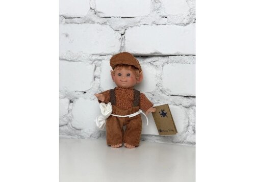 Lamagik S. L. Кукла Джестито Домовёнок мальчик в коричневом комбинезоне и кепочке 18 см