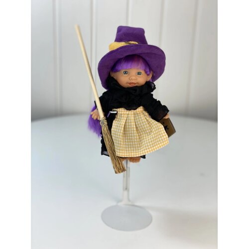 Lamagik S. L. Пупс-мини Ведьмочка в клетчатом желтом переднике и фиолетовой шляпе 18 см
