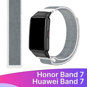 Нейлоновый ремешок для фитнес-браслета Huawei Band 7 и Honor Band 7 / Тканевый браслет на смарт часы Хуавей Бэнд 7 и Хонор Бэнд 7 / Бело-серый