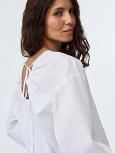 Объемная блузка с вырезом на спинке