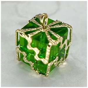 Подвеска из стекла "куб" в металлическом обрамлении с одним соединительным ушком зелёная