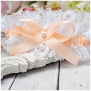Свадебная подвязка невесты "Персиковый стиль" из белого кружева с атласной тесьмой светлого розового оттенка и перламутровой бусиной