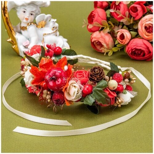 Свадебный ободок для невесты и подружек с розами айвори, красными ягодами, шишками и атласными ленточками