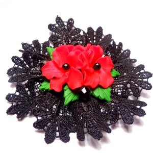 Женская брошь из черного гипюра с красными цветами