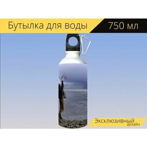 Бутылка фляга для воды "Мальчик на пляже, мальчик бросал народов, ребенок на пляже" 750 мл. с карабином и принтом