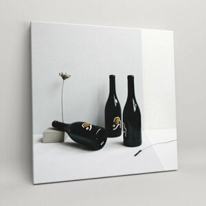 Картина на холсте (интерьерный постер) Натюрморт - бутылки вина" для кухни кафе и ресторанов, с деревянным подрамником, размер 60x60 см