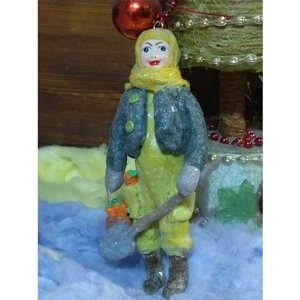 Новогодняя ватная елочная игрушка "Колхозница с лопатой"
