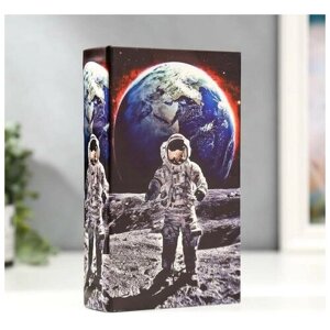 SUI Сейф-книга дерево кожзам "Космонавт на луне" 21х13х5 см