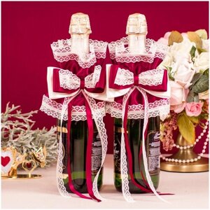 Украшение для двух бутылок свадебного шампанского "Бордо" из атласа винного цвета, лент и воздушного кружева айвори