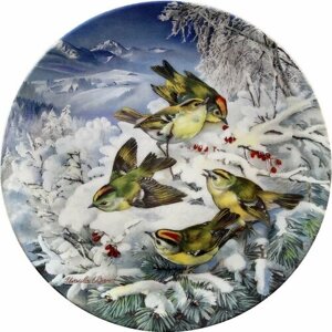 Желтоголовый королёк на опушке леса, коллекционная декоративная винтажная тарелка из серии "Птицы зимой", Урсулы Банд (Ursula Band)
