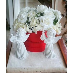 Цветочная композиция из белых роз и гортензии в круглой коробке