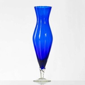 Интерьерная ваза для цветов насыщенного синего цвета , на витой ножке, стекло