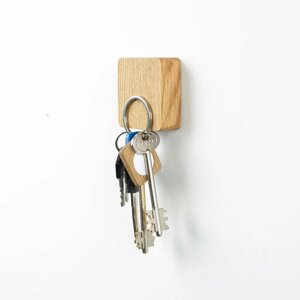 Настенная магнитная ключница из дерева в стиле лофт для одной связки ключей. Массив дуба, форма - квадрат