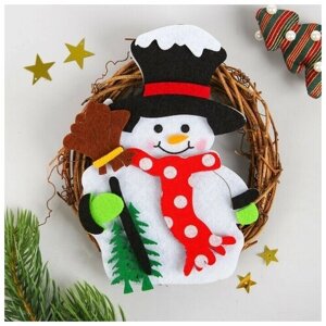 Новогоднее украшение "Венок - снеговик с метлой"