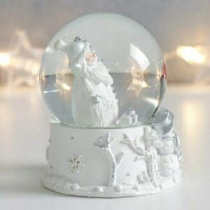 Сувенир полистоун водяной шар "Дед Мороз с ёлкой и снеговиком" белый с серебром 7х6,7х8,8 см 75679 (комплект из 6 шт)