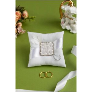 Свадебная подушечка для обручальных колец "Королевская" из белого атласа с перышками, бусинами, цепочкой и лентой