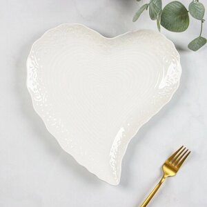 Блюдо керамическое сервировочное «Сердце», 30?28?3 см, цвет белый