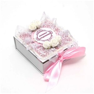 Кружевная шкатулка для маминых сокровищ "Клубничный зефир" для памятных вещиц первого года жизни новорожденной девочки, с белым кружевом и латексными розами, атласной лентой розового цвета и фигурной табличкой с