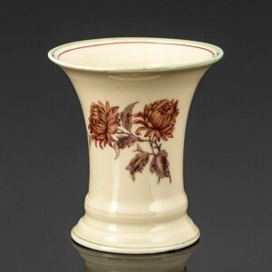 Миниатюрная вазочка, украшенная цветочным декором, фарфор, деколь, роспись