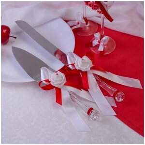 Свадебные приборы для торта новобрачных "Красный стиль" с белыми розами из латекса, с атласными бантами из красных и белых ленточек (нож и лопатка)