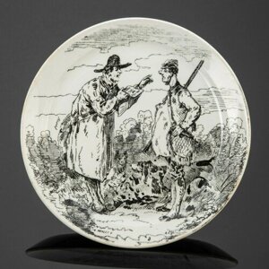 Тарелка декоративная с юмористическим изображением двух охотников, фаянс