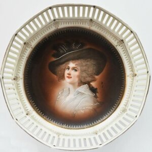 Винтажная тарелка "Прекрасная незнакомка в шляпе"Фарфор, деколь, ручная подрисовка, золочение. Германия, вторая половина ХХ века.