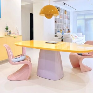 Простой обеденный стол в итальянском стиле с окрашенной поверхностью