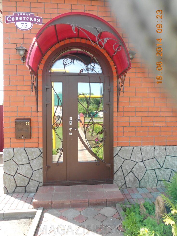 Дверь кованая арочная двустворчатая с ковкой и стеклопакетом от компании MAGAZINKOVKA - фото 1