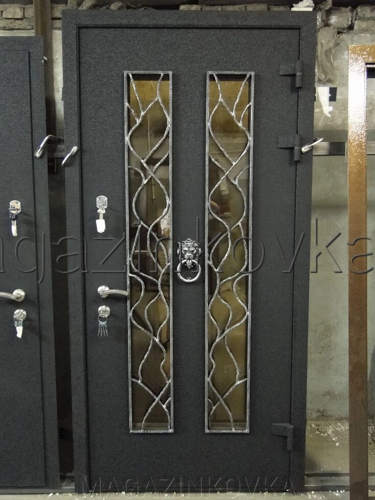 Дверь кованая «Авангард Х» металлическая с ковкой и стеклопакетом от компании MAGAZINKOVKA - фото 1