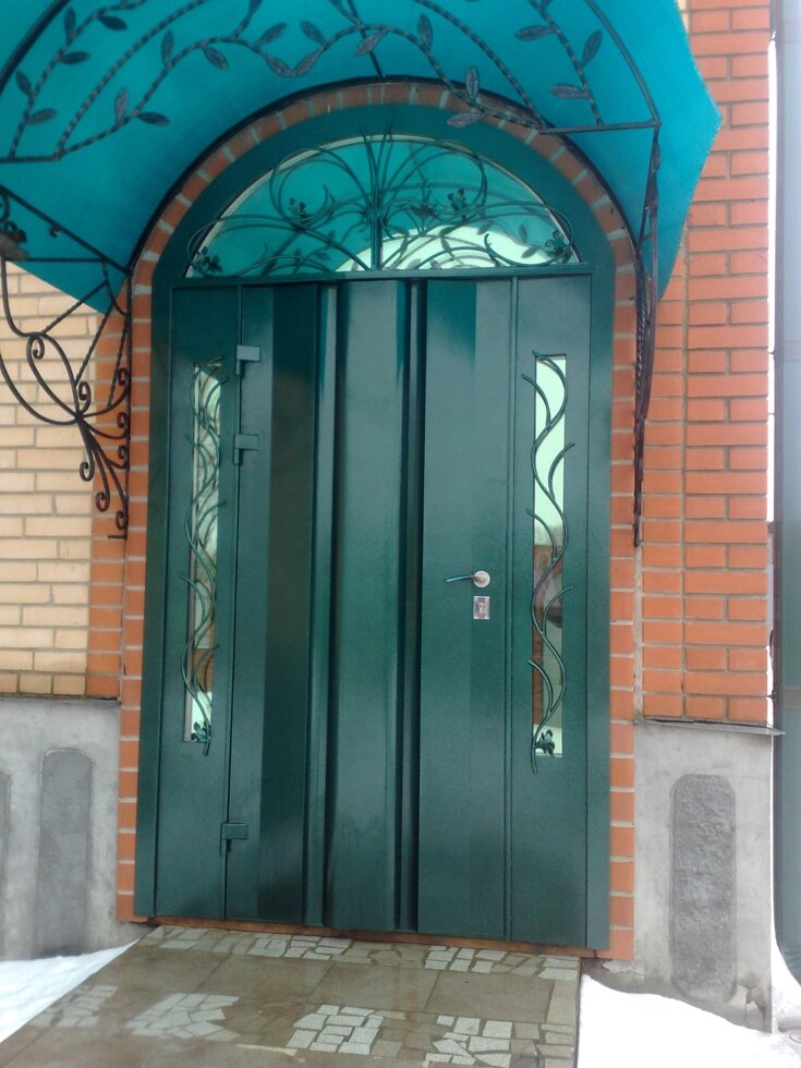 Дверь кованая «Зара Х» металлическая арочная с ковкой и стеклопакетом от компании MAGAZINKOVKA - фото 1