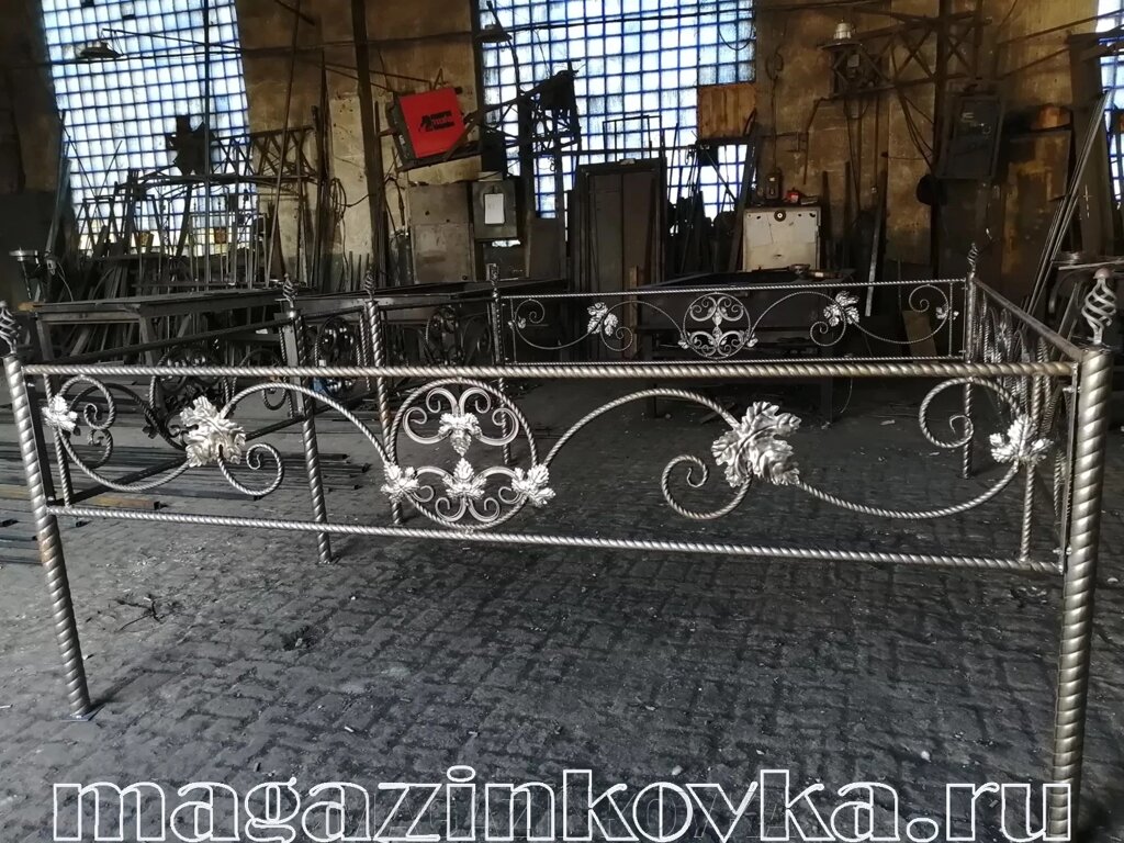 Оградка ритуальная кованая металлическая «Зара Х» от компании MAGAZINKOVKA - фото 1