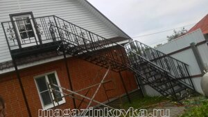 Лестница кованая металлическая с перила «Аврора Х» в Москве от компании MAGAZINKOVKA