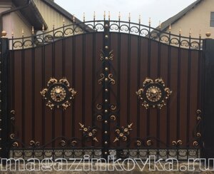 Ворота кованые «Канада Х» металлические арочные с профлистом в Москве от компании MAGAZINKOVKA