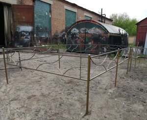 Ритуальная оградка кованая металлическая «Дуговая эконом Х» в Москве от компании MAGAZINKOVKA