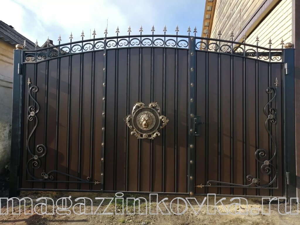 Ворота кованые «Греция Х» металлические арочные с профлистом со смещённой калиткой - Россия