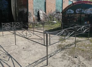 Ритуальная оградка кованая металлическая  «Ромб с крестиком Х» в Москве от компании MAGAZINKOVKA