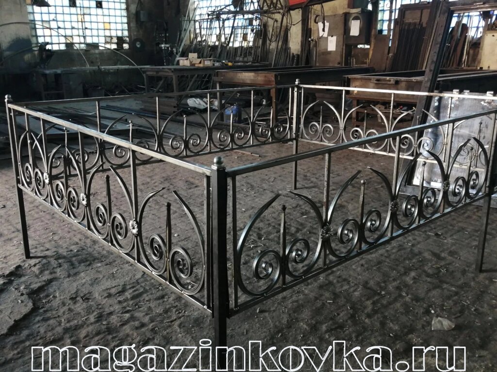 Ритуальная оградка «Адель Х» кованая металлическая от компании MAGAZINKOVKA - фото 1