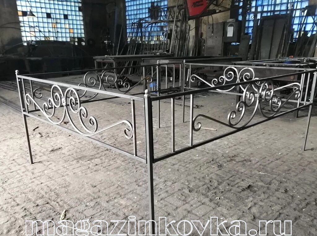 Ритуальная оградка кованая металлическая «Аура Х» от компании MAGAZINKOVKA - фото 1
