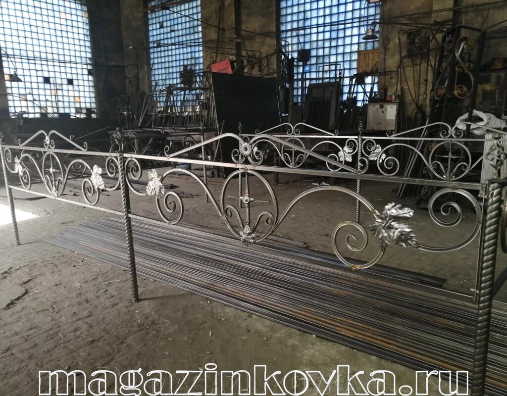 Ритуальная оградка кованая металлическая «Кованый лист 1Х» от компании MAGAZINKOVKA - фото 1