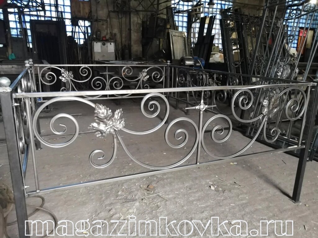Ритуальная оградка кованая металлическая «Лавр Х» от компании MAGAZINKOVKA - фото 1