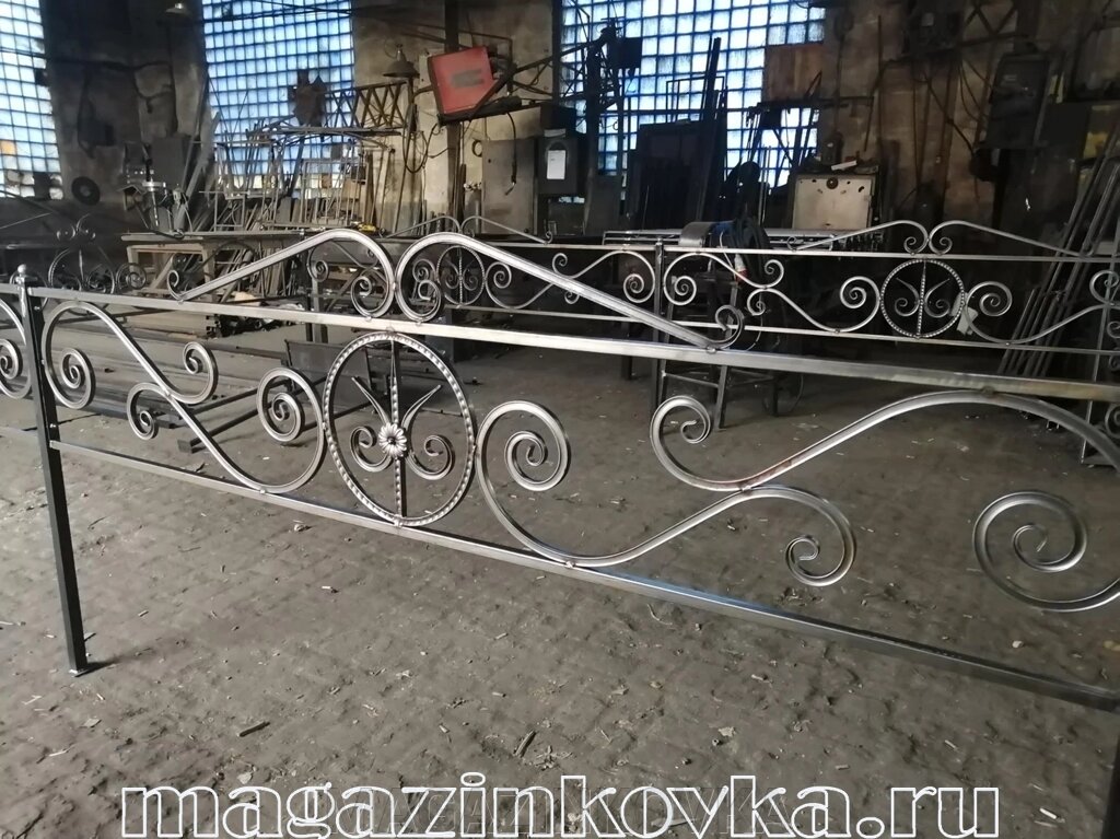 Ритуальная оградка кованая металлическая  «Орион Х» от компании MAGAZINKOVKA - фото 1