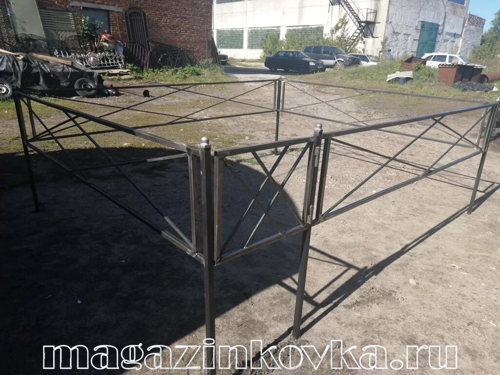 Ритуальная оградка кованая металлическая «Ромб Х» от компании MAGAZINKOVKA - фото 1
