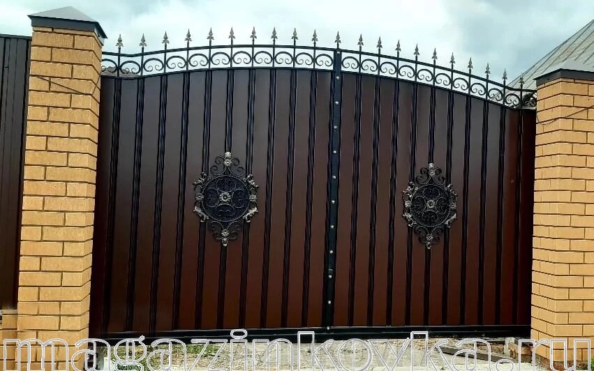 Ворота кованые «Династия Х» металлические арочные с профлистом от компании MAGAZINKOVKA - фото 1