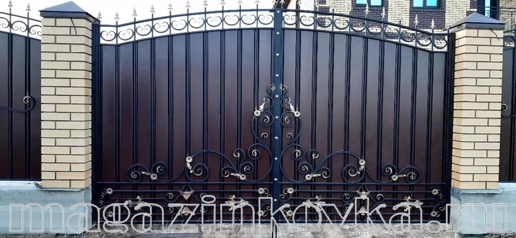 Ворота кованые «Эстония Х» металлические арочные с профлистом от компании MAGAZINKOVKA - фото 1