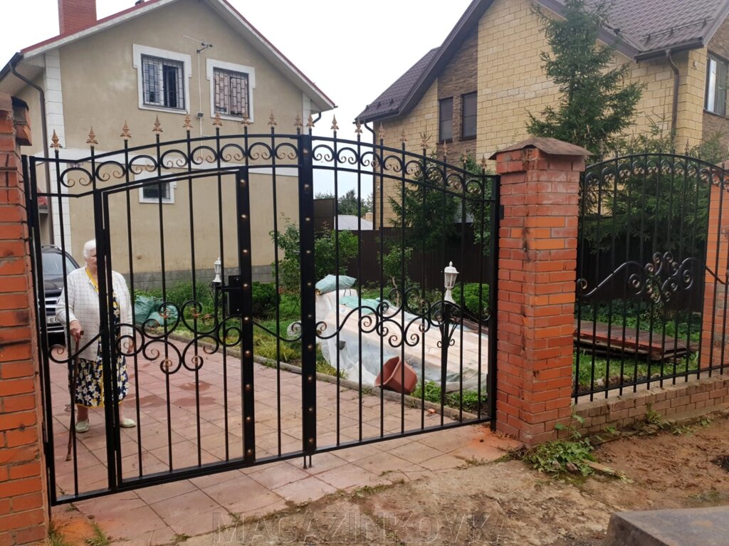 Ворота кованые "Каприз 2 Х" со встроенной калиткой металлические арочные ##от компании## MAGAZINKOVKA - ##фото## 1